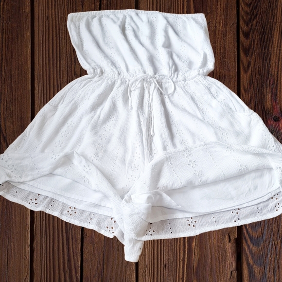 🌟3/$40 Sale!Mix & Match🌟Hollister White Eyelet Strapless Romper - Picture 8 of 12